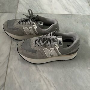 Size 8 grey 574 New balance runners! Worn once